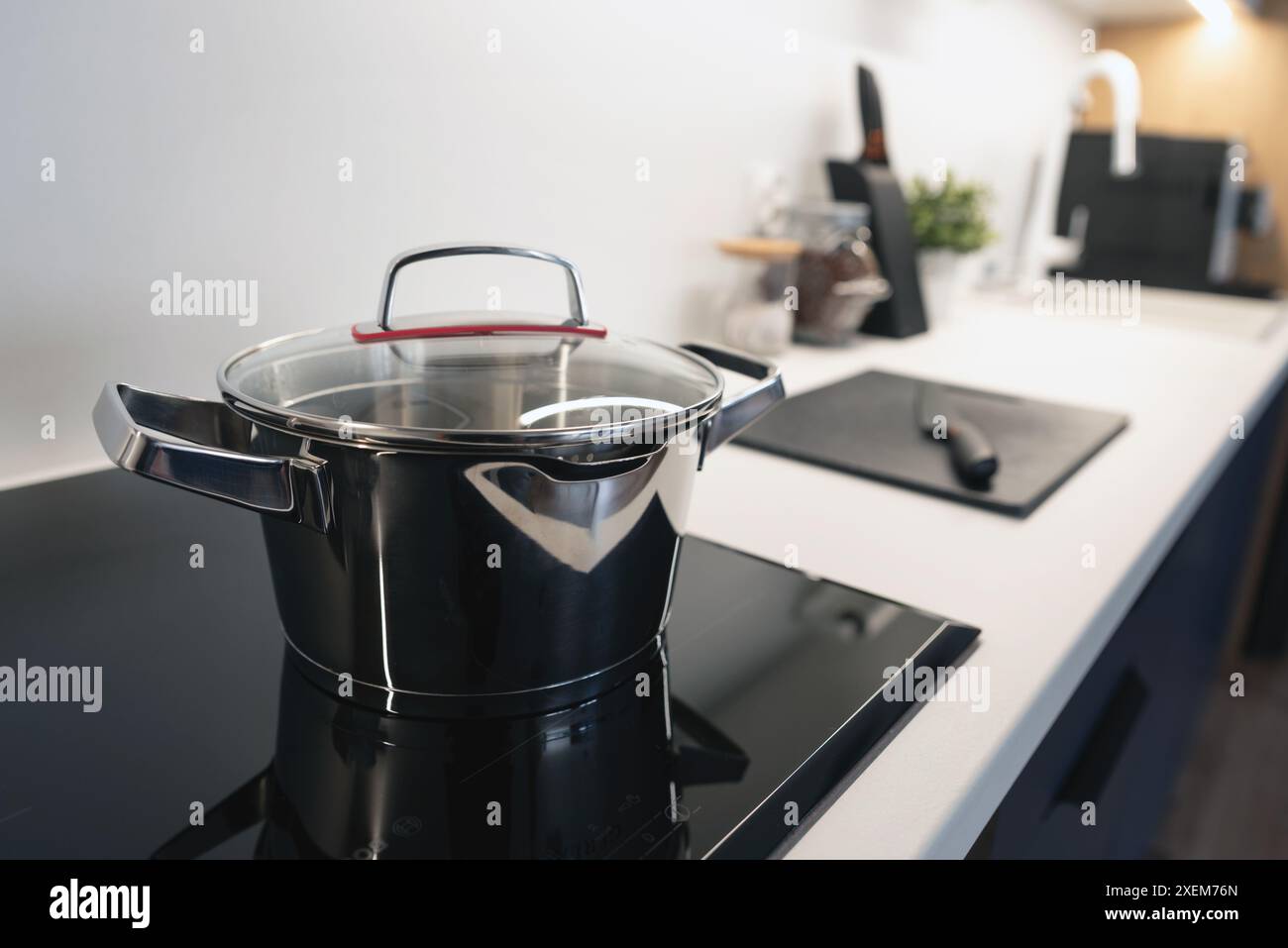 Topf in der Küche auf dem Induktionskochfeld. Küche Heim Innenraum Stockfoto