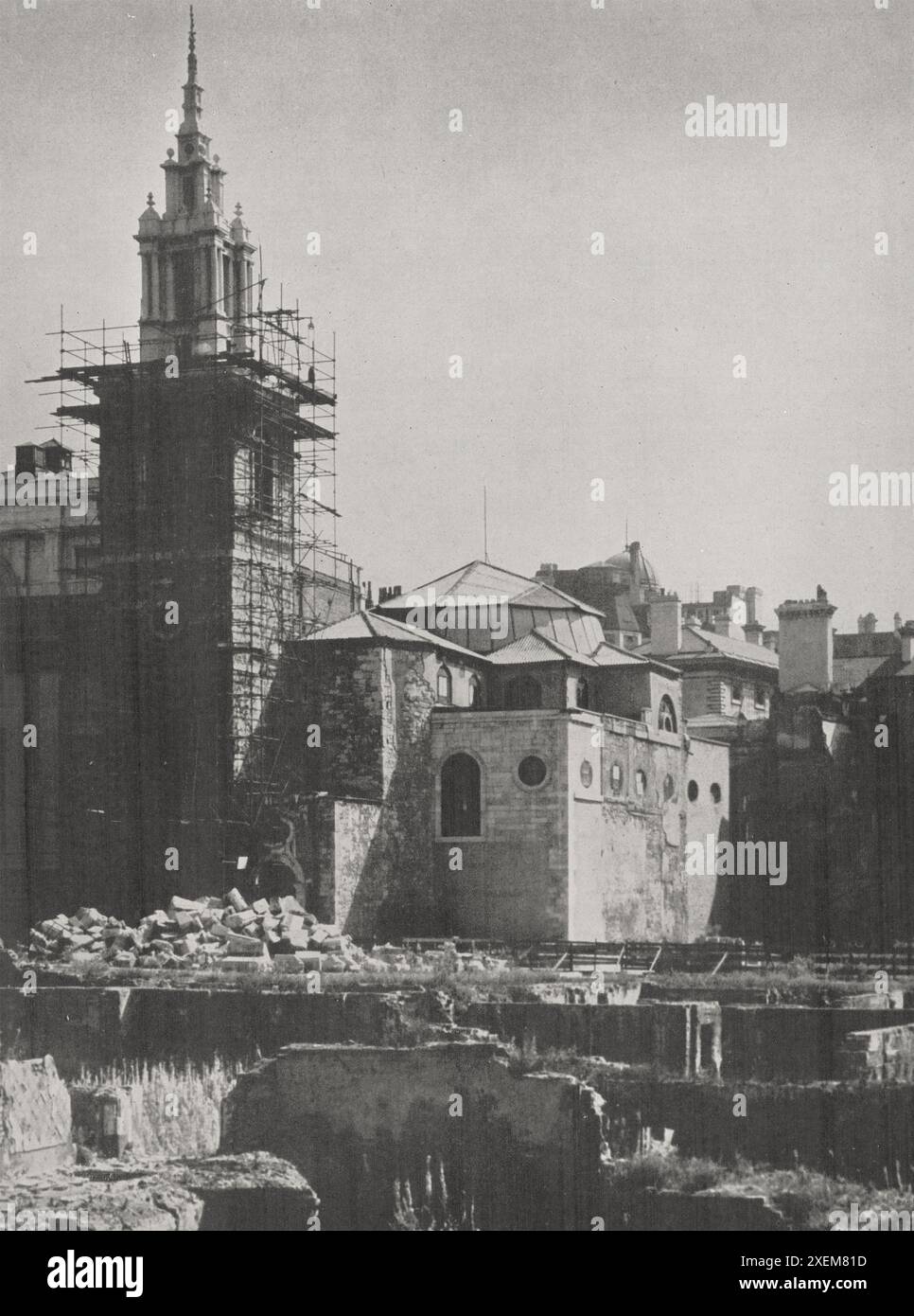 City of London: Bombenschaden durch Blitz. St. Stephen, Walbrook, im Gerüst. Das provisorische Dach deckt die Kuppel ab, die repariert wird. Stockfoto