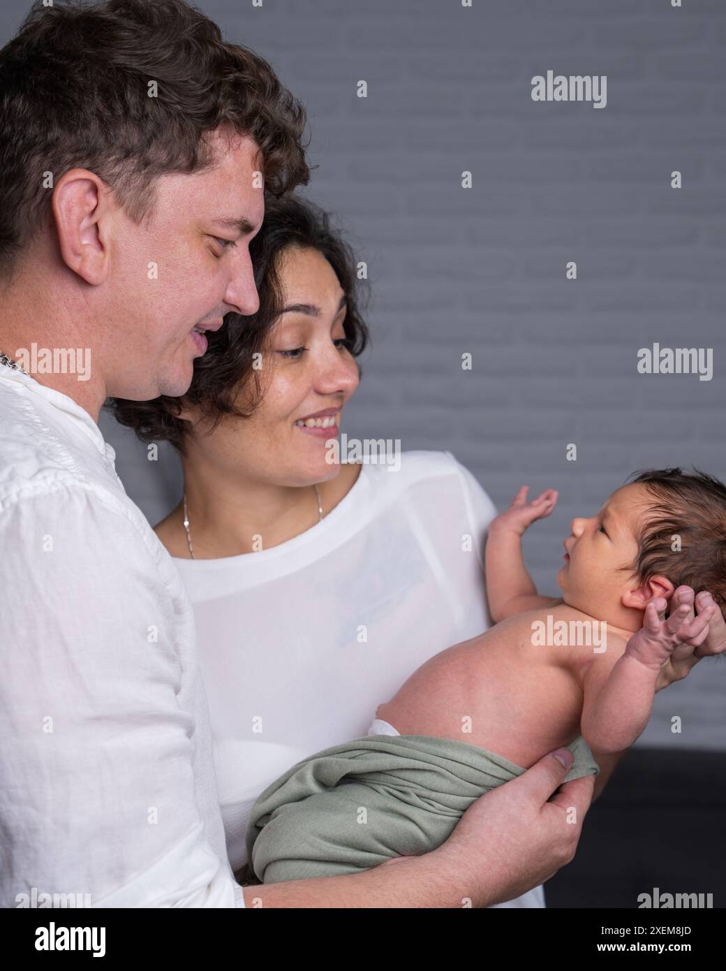 Gl ckliche Familie Mit Neugeborenem Baby Eine Liebevolle Mutter Und gl-ckliche-familie-mit-neugeborenem-baby-eine-liebevolle-mutter-und