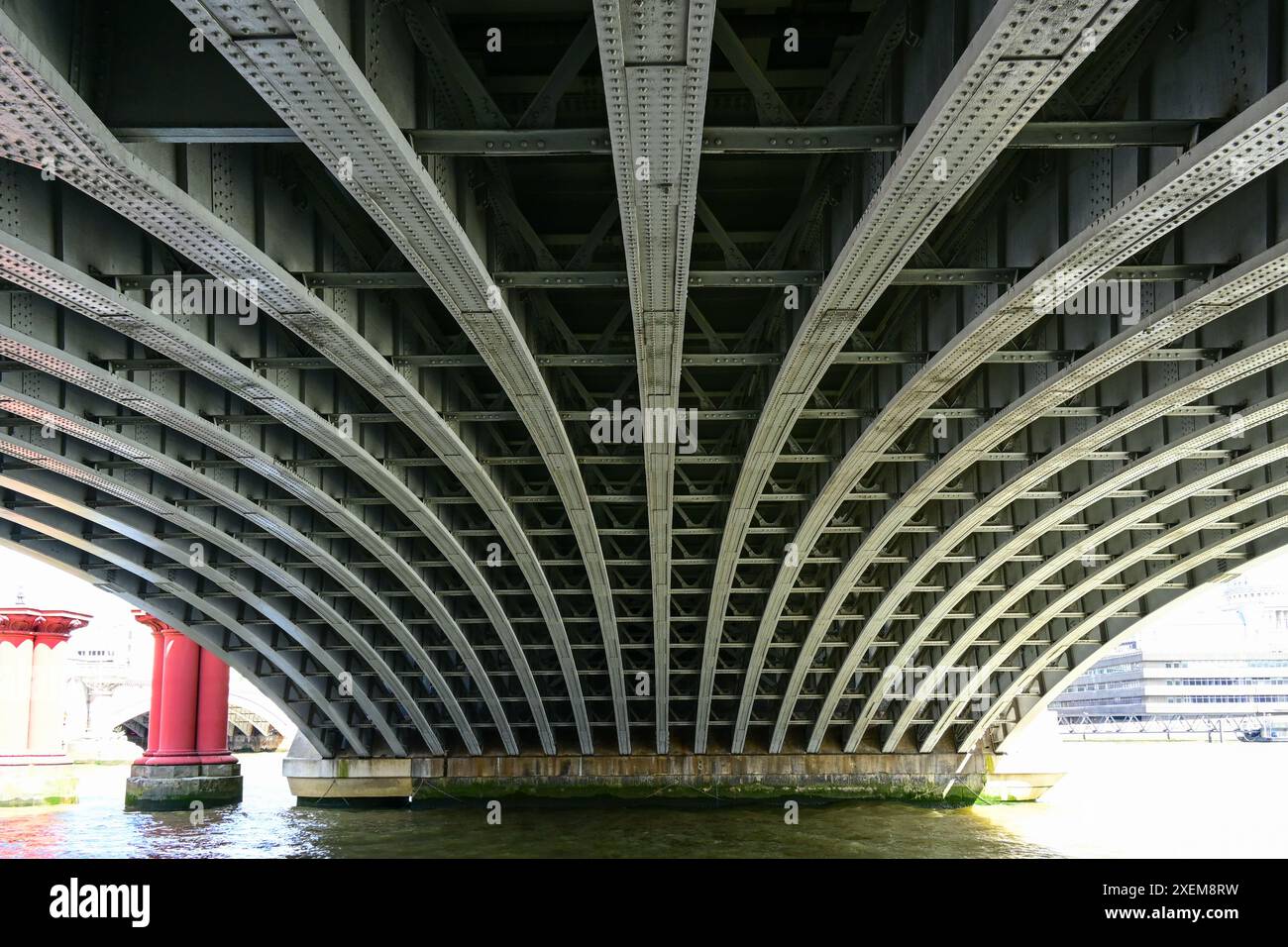 Die gebogenen Träger stützen die Blackfriars Bridge über die Themse, London, England, Großbritannien Stockfoto