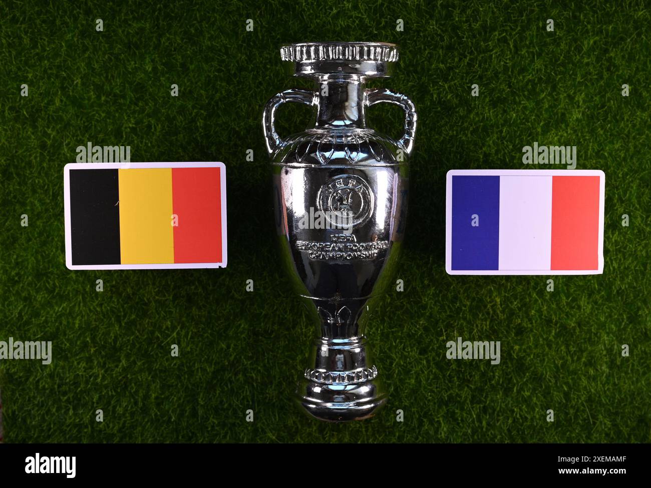 27. Juni 2024, Berlin, Deutschland. Flaggen von Frankreich und Belgien - Teilnehmer der Fußball-Europameisterschaft in den Playoffs. Stockfoto