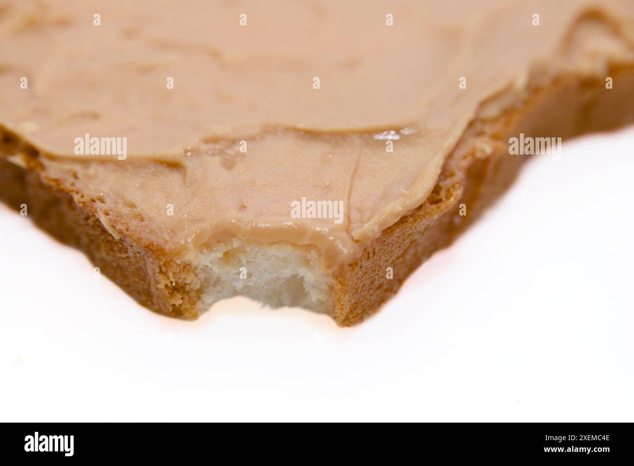 Ein Nahaufnahme-Foto von einer Brotscheibe mit Erdnussbutter darauf Stockfoto