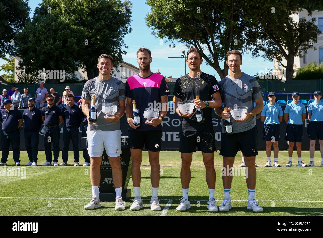 28. Juni 2024; Devonshire Park, Eastbourne, East Sussex, England: Rothesay International Eastbourne, 5. Tag; Matthew Ebden (aus) und John Peers (aus) rechts und Neal Skupski (GBR) Michael Venus (NZL) links posieren für die Fotos nach dem Endspiel der Herren. Action Plus Sports Images/Alamy Live News Stockfoto