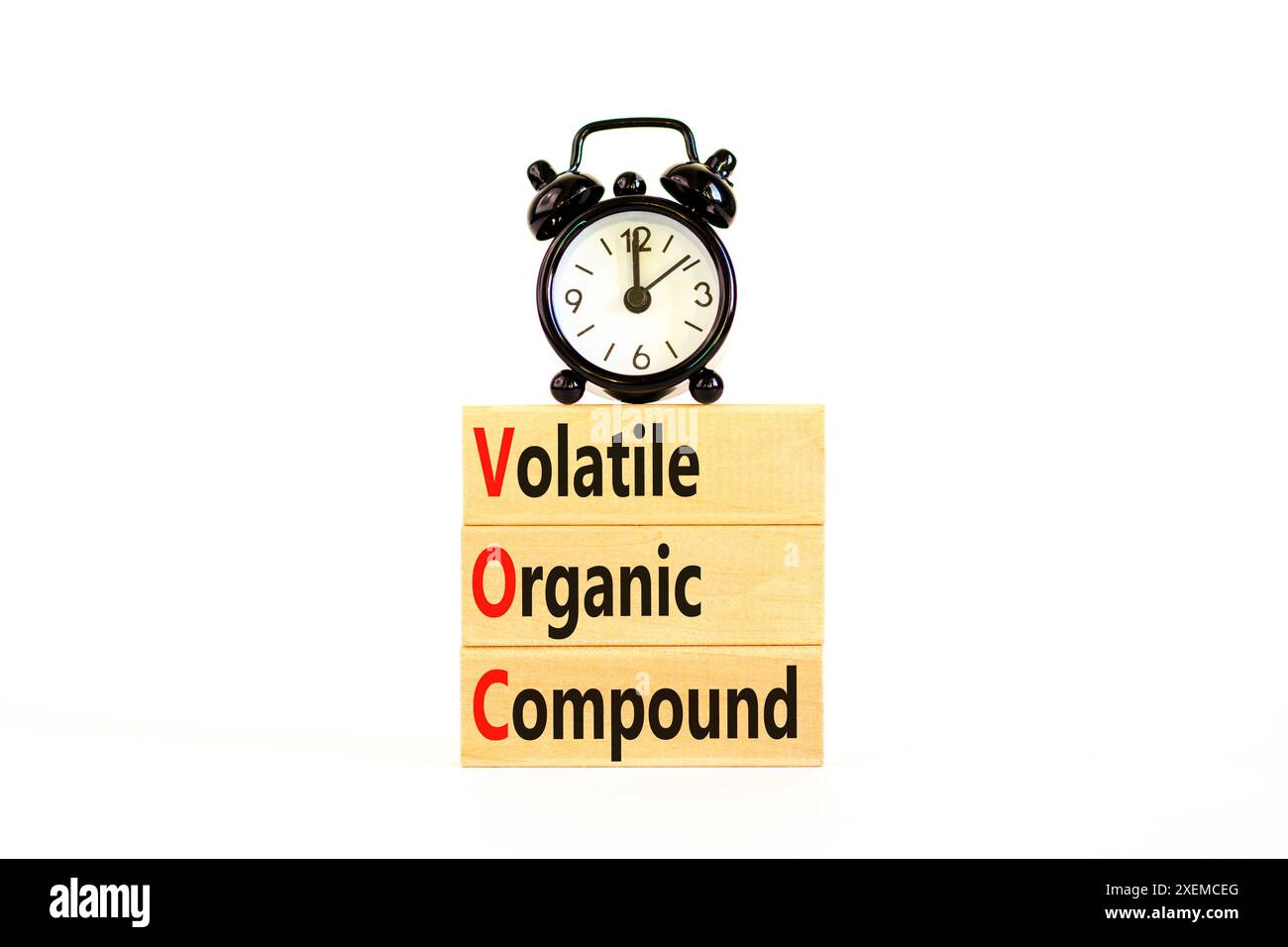 VOC-Symbol für flüchtige organische Verbindungen. Konzeptworte VOC flüchtige organische Verbindung auf schönen Holzblöcken. Schöner weißer Hintergrund. Geschäftliche VOC Stockfoto