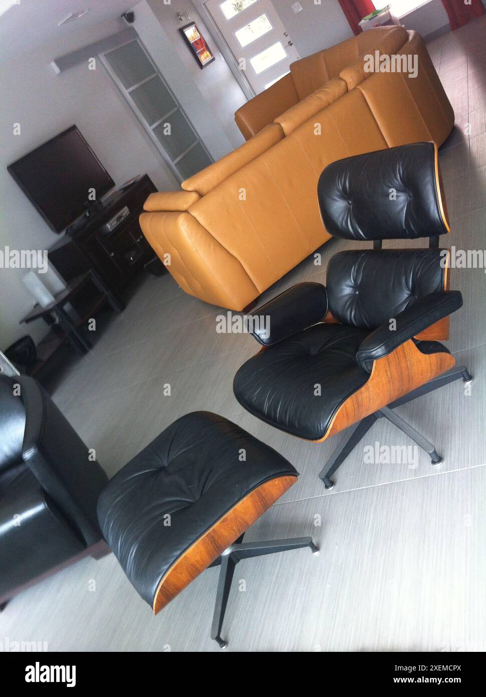 Der ikonische, authentische Herman Miller Eames Lounge Chair und Ottoman Stockfoto