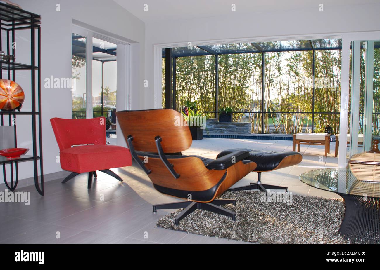 Der ikonische, authentische Herman Miller Eames Lounge Chair und Ottoman Stockfoto