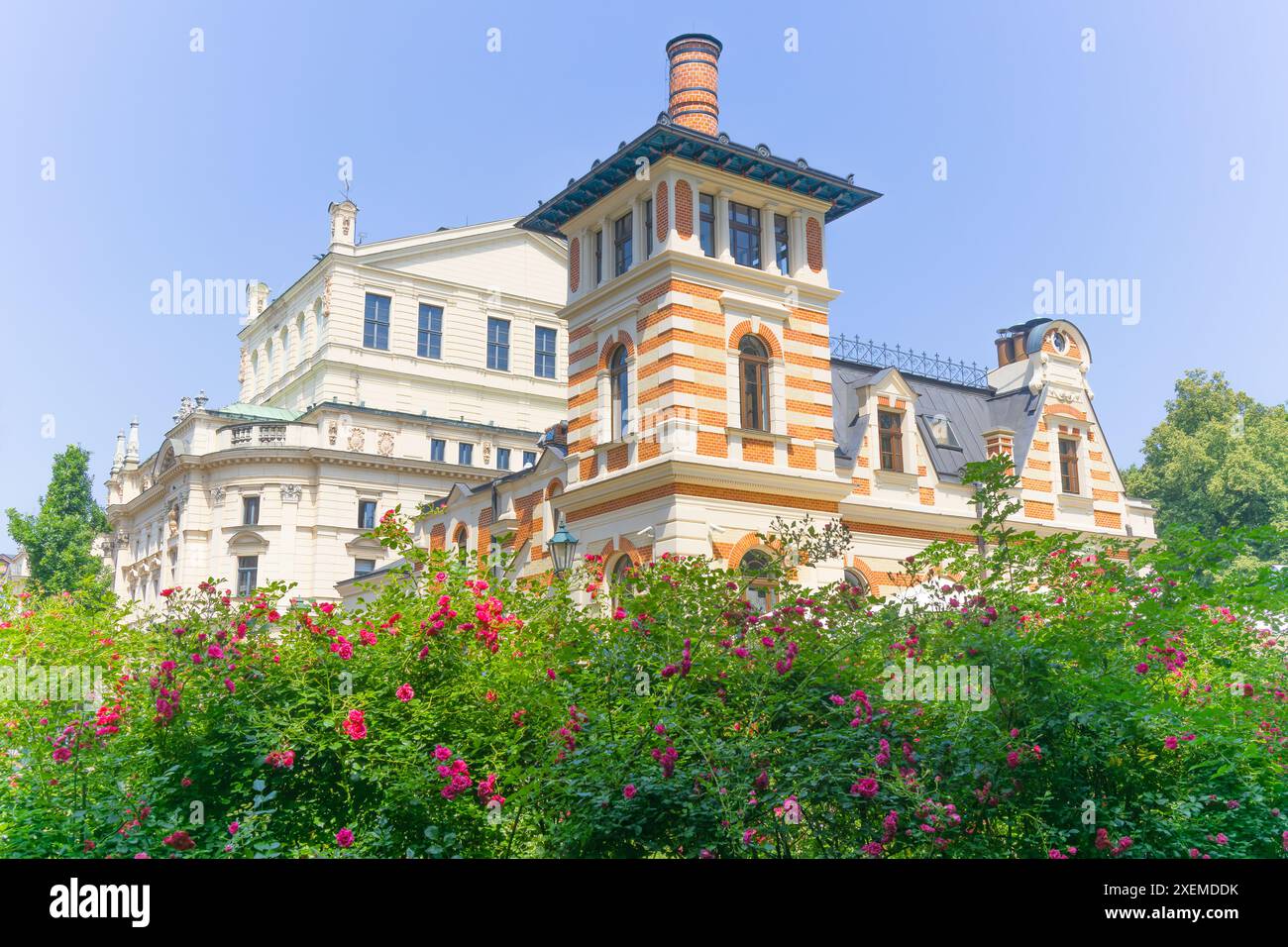 Ein wunderschönes Gebäude mit dekorativen Elementen mit ungewöhnlicher exquisiter Architektur, mit Stuck an der Fassade. Stockfoto