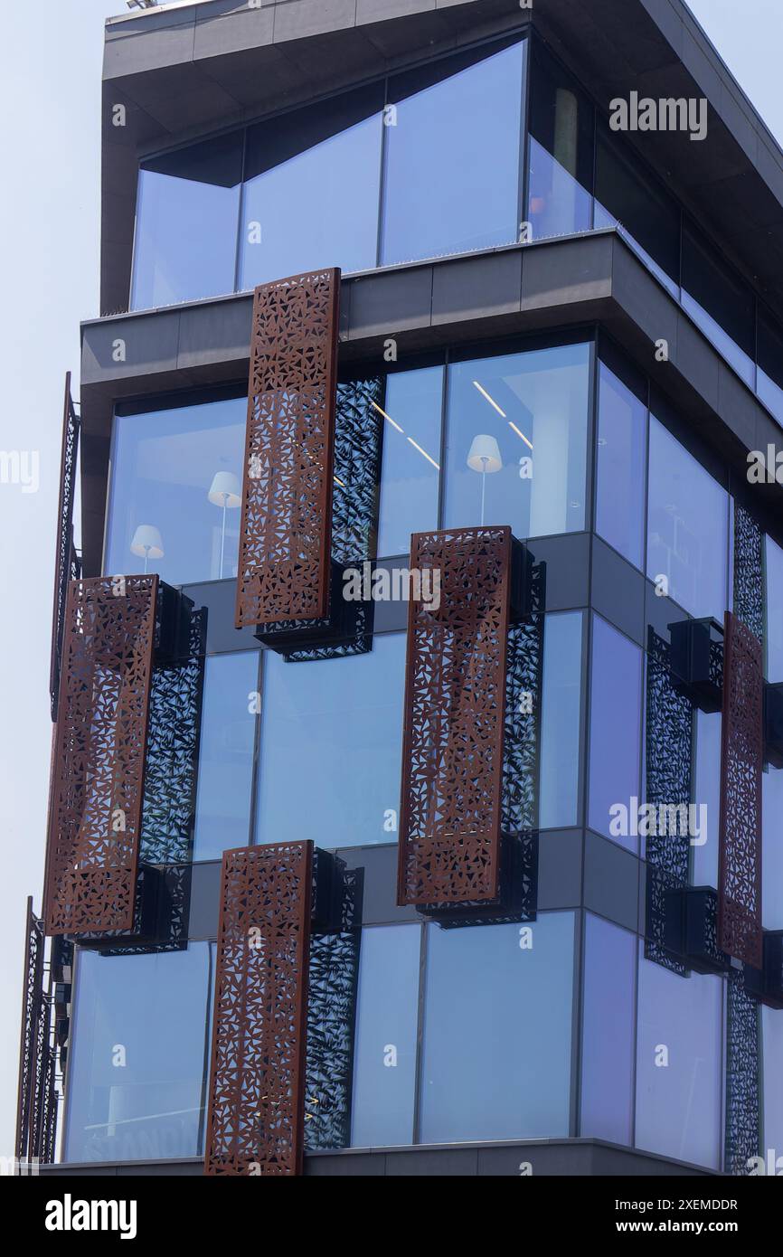 Ein modernes Hochhaus in der Stadt mit einer Glasfassade. Stockfoto