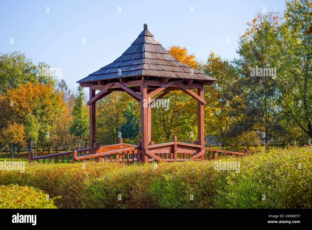 Hölzerner Pavillon mit Brücke in einem Stadtpark. Stockfoto