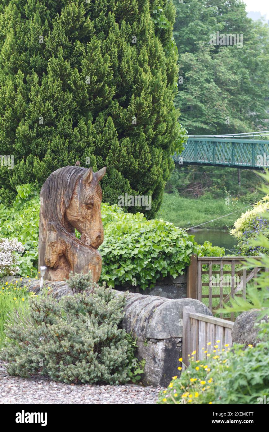 Garten und Hängebrücke in Pitlochery, Schottland Stockfoto