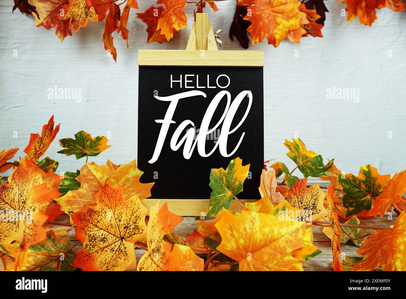 Hallo Herbst Textnachricht mit Ahornblättern auf Holzhintergrund Stockfoto