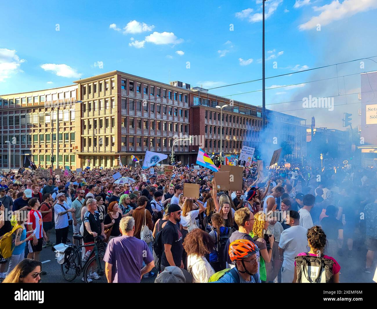 Essen, NRW, Deutschland, Demo gegen AfD, Grugahalle, Messe Essen, AfD-Bundesparteitag, Proteste, Demonstranten, Transparente, Regenbogenfahnen, Vielfalt, Toleranz, Gegen rechts, Antifa, Nazis raus, FCK AFD, Demonstrationszüge, Gegendemonstranten, Polizeipräsenz, Versammlungsfreiheit, Meinungsfreiheit, bunte Schilder, friedlicher Protest, Solidarität, politische Erklärungen, gesellschaftlicher Widerstand, Kundgebungen, Vielfalt zeigen, lautstarker Protest, Demokratie verteidigen, Rechtsextremismus, Zivilgesellschaft, politische Aktivisten, Anti-AfD-Bündnisse, Bürgerbewegungen, kreativer Protestak Stockfoto