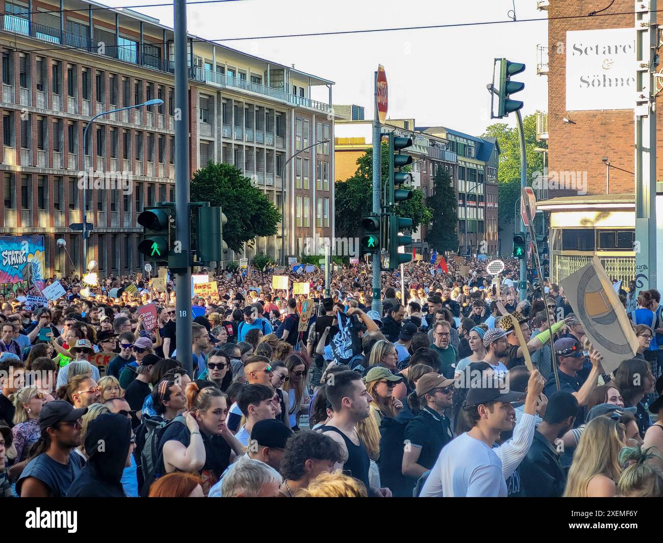 Essen, NRW, Deutschland, Demo gegen AfD, Grugahalle, Messe Essen, AfD-Bundesparteitag, Proteste, Demonstranten, Transparente, Regenbogenfahnen, Vielfalt, Toleranz, Gegen rechts, Antifa, Nazis raus, FCK AFD, Demonstrationszüge, Gegendemonstranten, Polizeipräsenz, Versammlungsfreiheit, Meinungsfreiheit, bunte Schilder, friedlicher Protest, Solidarität, politische Erklärungen, gesellschaftlicher Widerstand, Kundgebungen, Vielfalt zeigen, lautstarker Protest, Demokratie verteidigen, Rechtsextremismus, Zivilgesellschaft, politische Aktivisten, Anti-AfD-Bündnisse, Bürgerbewegungen, kreativer Protestak Stockfoto