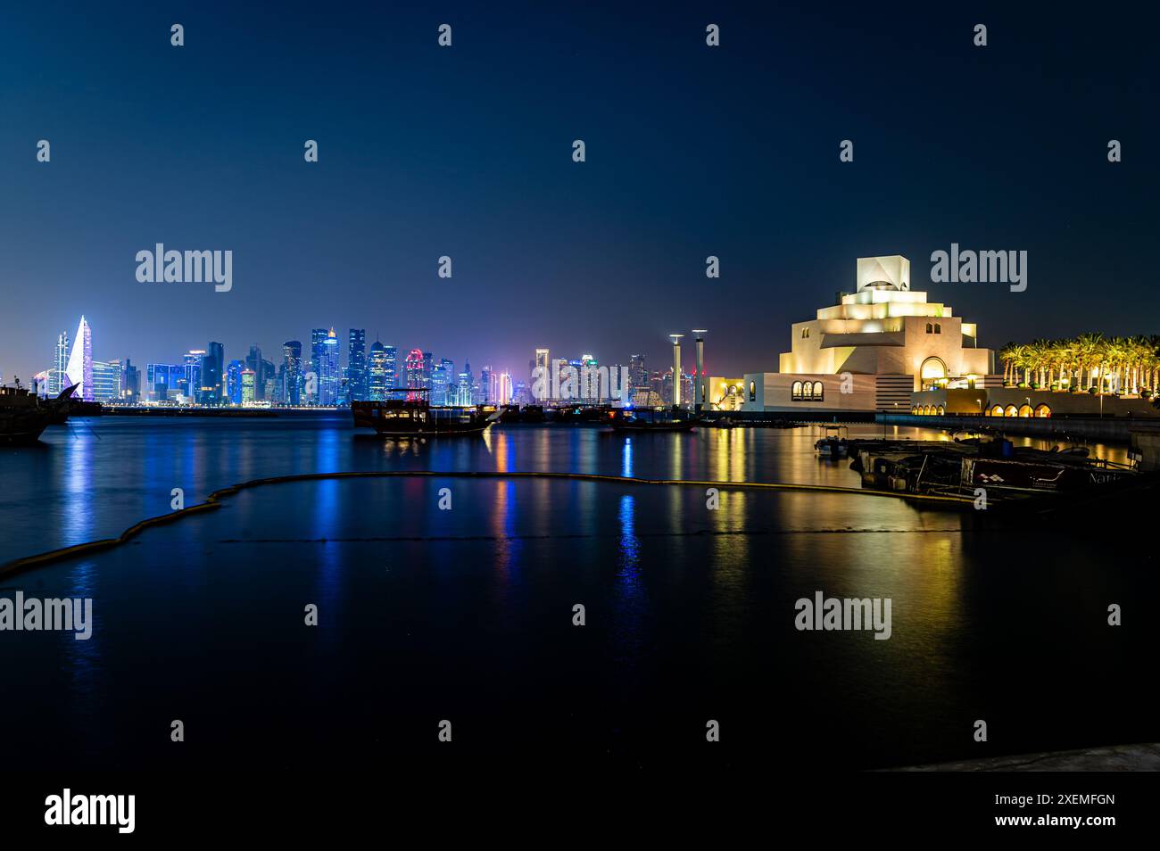 Skyline von Doha bei Nacht, Katar Stockfoto