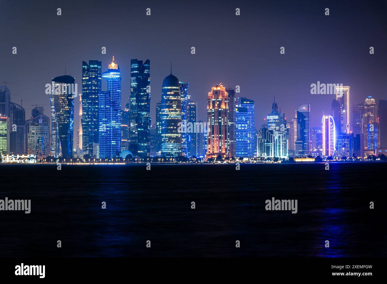 Skyline von Doha bei Nacht, Katar Stockfoto