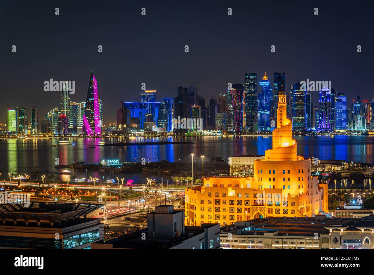Skyline von Doha bei Nacht, Doha, Katar Stockfoto