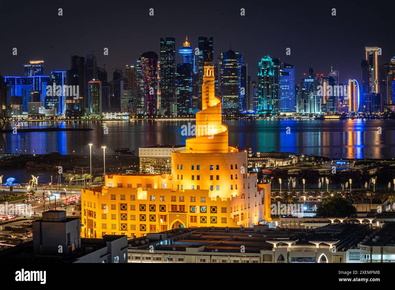 Skyline von Doha bei Nacht, Doha, Katar Stockfoto