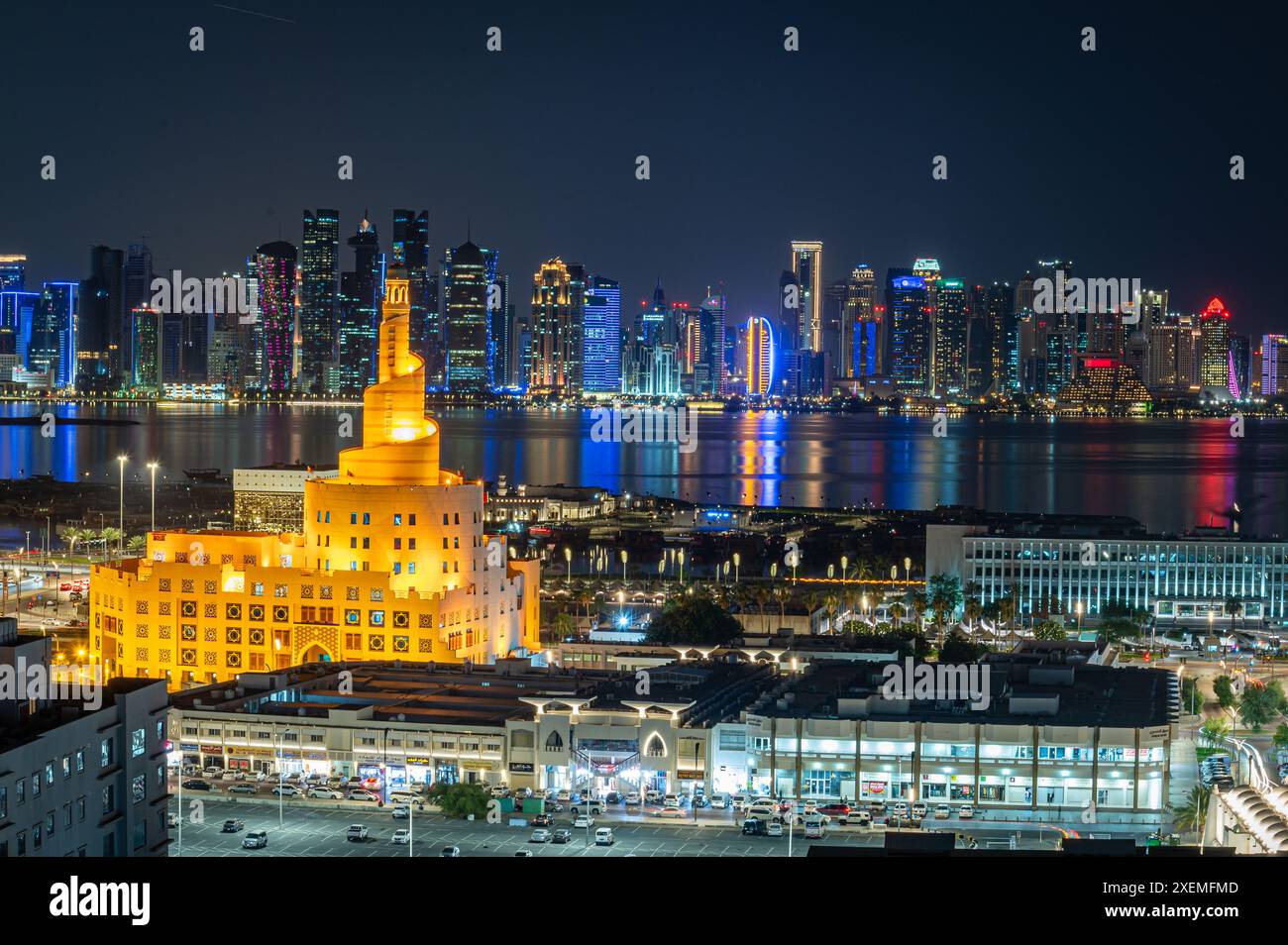 Skyline von Doha bei Nacht, Doha, Katar Stockfoto