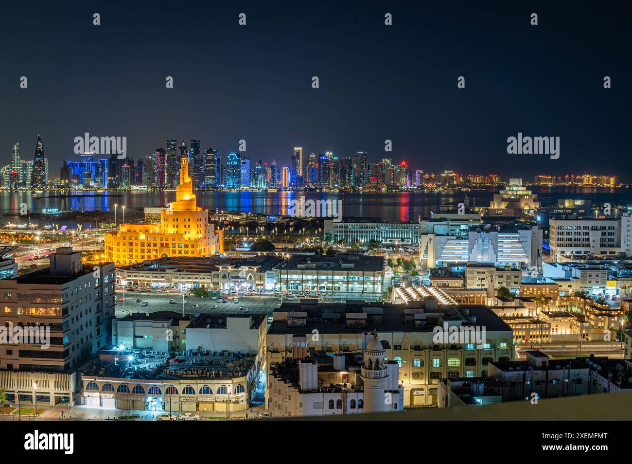 Skyline von Doha bei Nacht, Doha, Katar Stockfoto