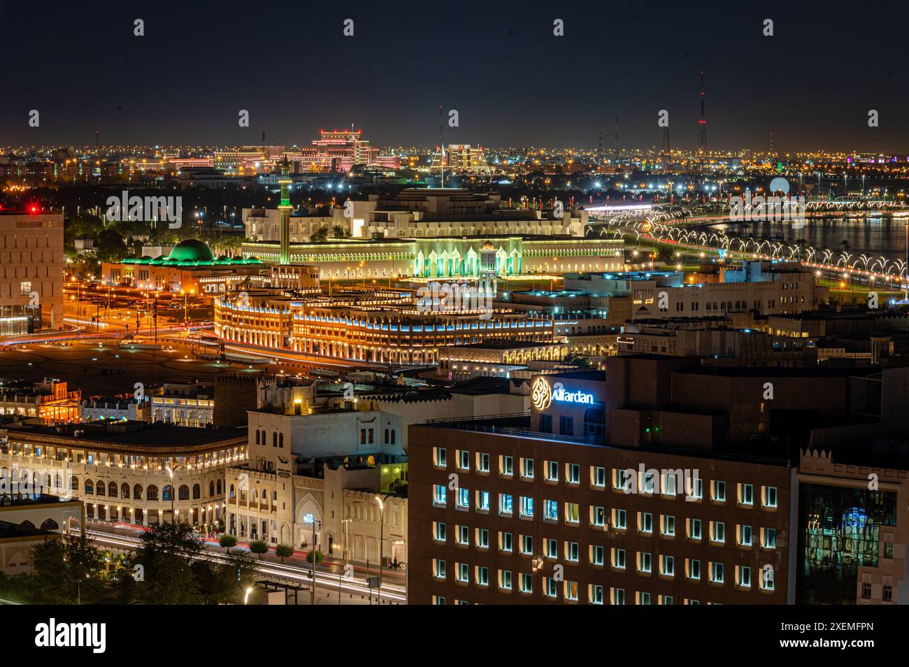 Skyline von Doha bei Nacht, Doha, Katar Stockfoto