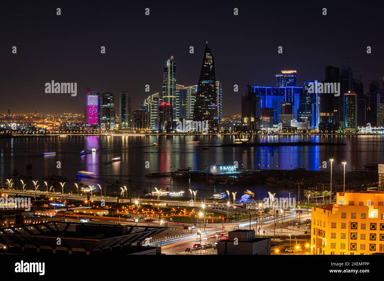 Skyline von Doha bei Nacht, Doha, Katar Stockfoto