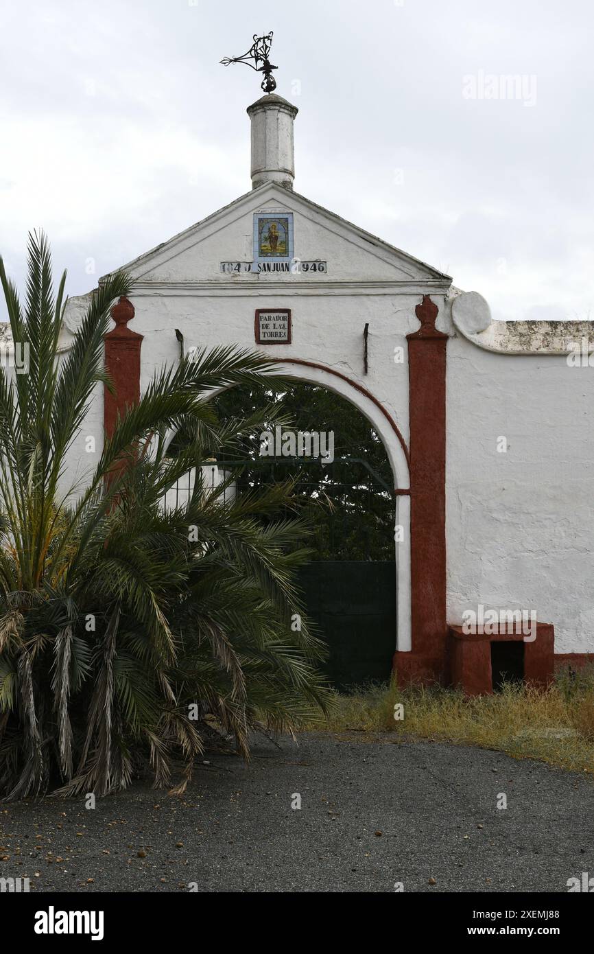 Zum hundertjährigen Bestehen des Paradors mit religiöser Keramikplatte, neben der Straße A-4, in der Nähe der Gemeinden La Campana und Fuentes de Andalucía Stockfoto