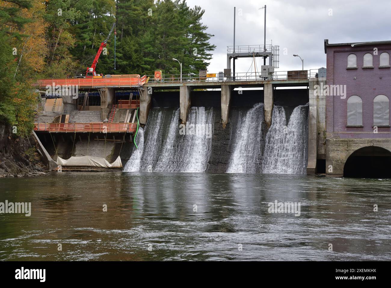 Magog River Wasserkraftwerk, erneuerbare Energien, Sherbrooke, Quebec. Kraftdamm wird repariert. Große Bauarbeiten am Kraftdamm. Stockfoto