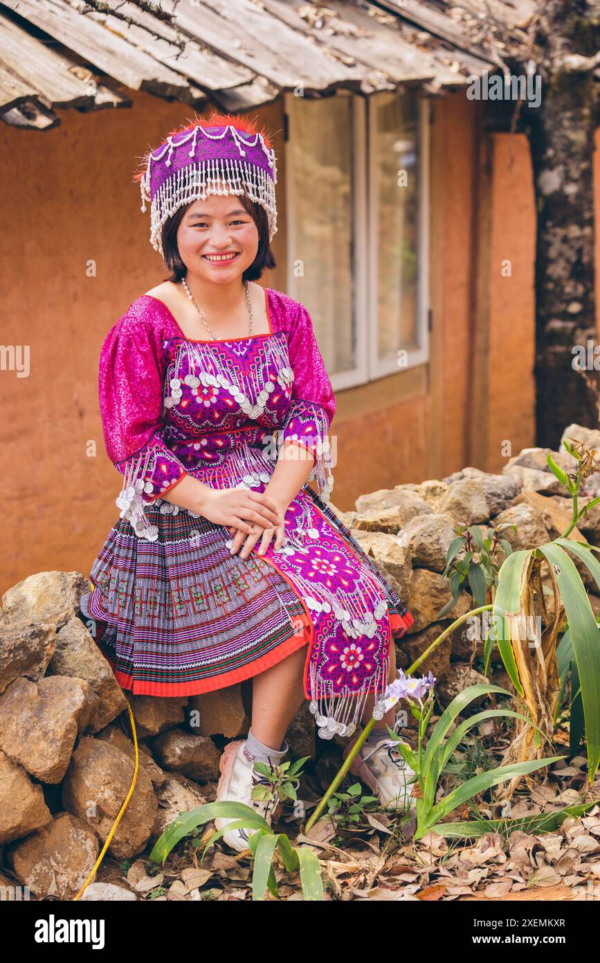 Außenporträt einer jungen vietnamesischen Frau in traditioneller Kleidung; Ban Nam Nghiep, Muong La, Son La, Vietnam Stockfoto