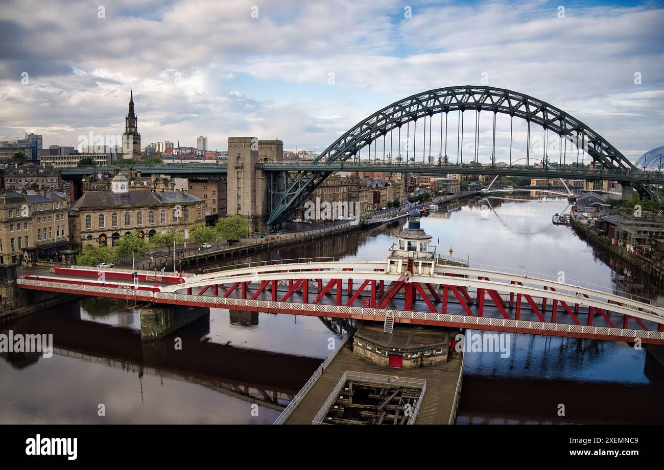 Ein Blick auf die berühmten Brücken über den Fluss Tyne und die Skyline von Newcastle mit dem Turm der All Saints Church. Stockfoto