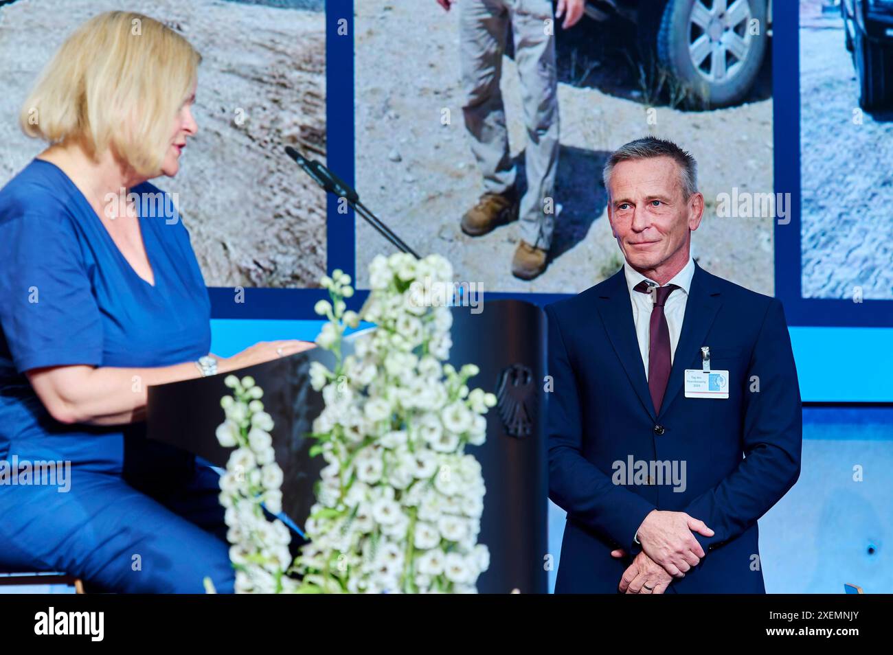 Nancy Faeser Andre Stock - Peacekeeping 2024 EUR, Deutschland, Berlin, 27.06.2024: V.l.n.r. Bundesinnenministerin Nancy Faeser SPD gratuliert Polizeihauptmeister Andre Stock am Tag des Peacekeepings den Einsatz aller deutschen Einsatzkräfte in internationalen Friedensmissionen. Geehrt werden Angehörige von NATO-, EU- und VN-Missionen. Ein Einsatz für Stabilität, Sicherheit und Frieden sowie polizeiliche und militärische Maßnahmen zur Krisenbewältigung. *** Nancy Faeser Andre Stock Peacekeeping 2024 EUR, Deutschland, Berlin, 27 06 2024 V l n r Bundesinnenministerin Nancy Faeser SPD cong Stockfoto