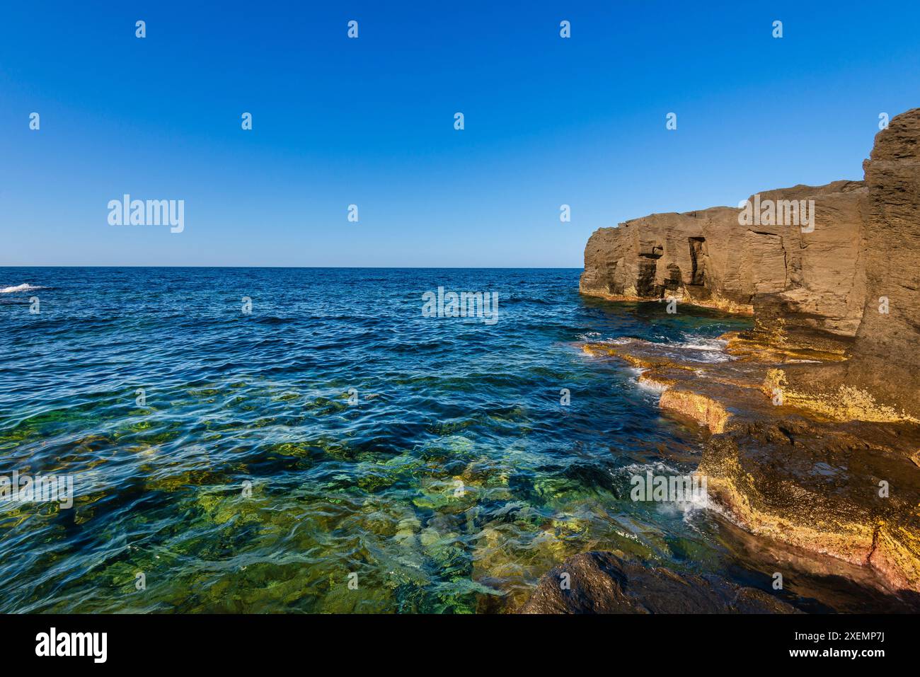 Blick auf das Mittelmeer und die zerklüfteten Kalksteinklippen von Cala del Bue Marino auf der Insel Pantelleria; Sizilien, Italien Stockfoto
