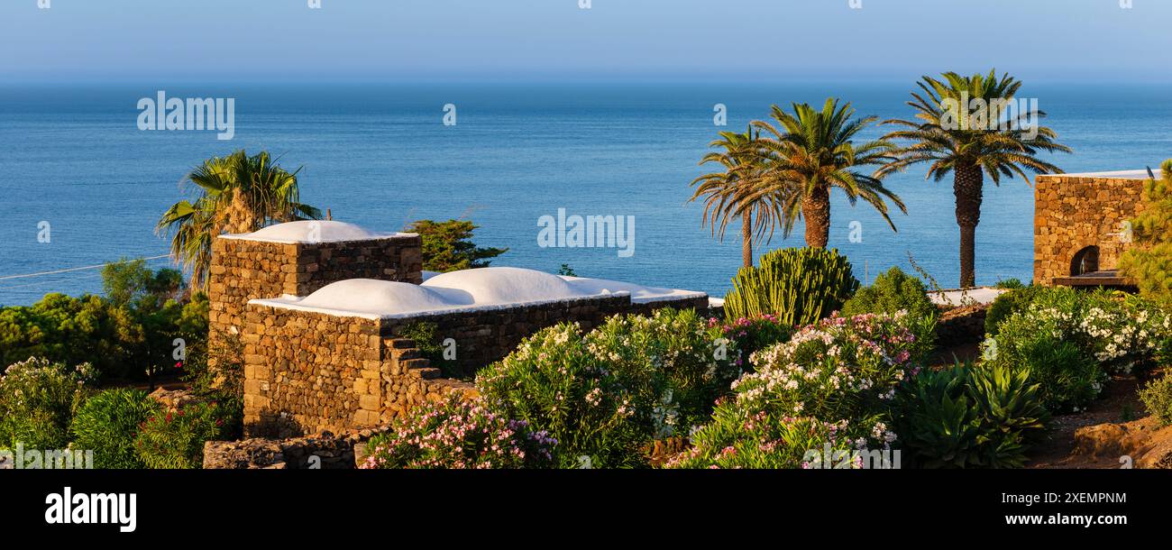 Dammuso, ein typisches Haus auf der Insel Pantelleria, mit Blick auf das Mittelmeer, Sizilien, Italien; Pantelleria, Sizilien, Italien Stockfoto