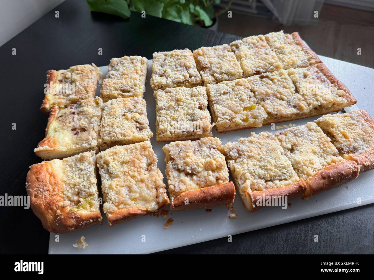 Frisch gebackenes hausgemachtes süßes Brot mit Rhabarben und Krümeln auf dem Tisch Stockfoto