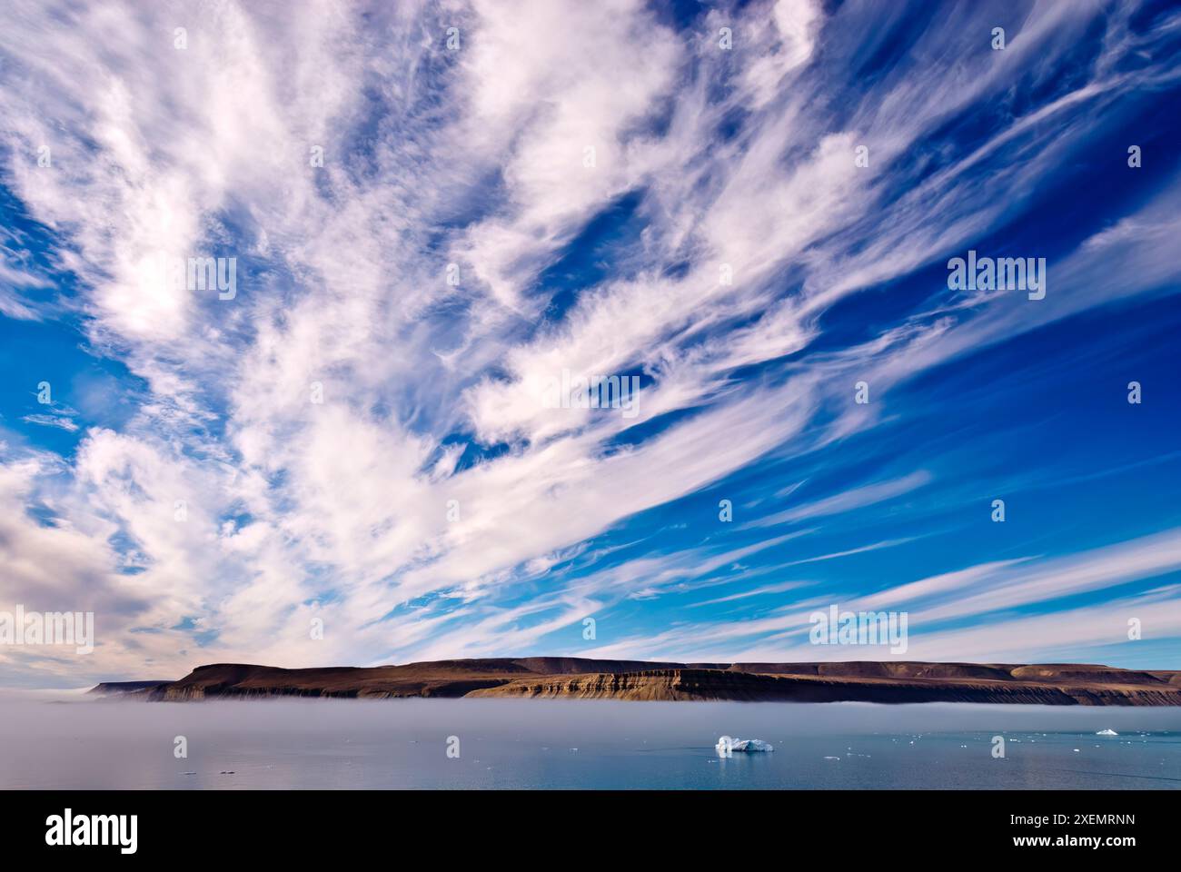 Wolken über Croker Bay; Devon Island, Nunavut, Kanada Stockfoto