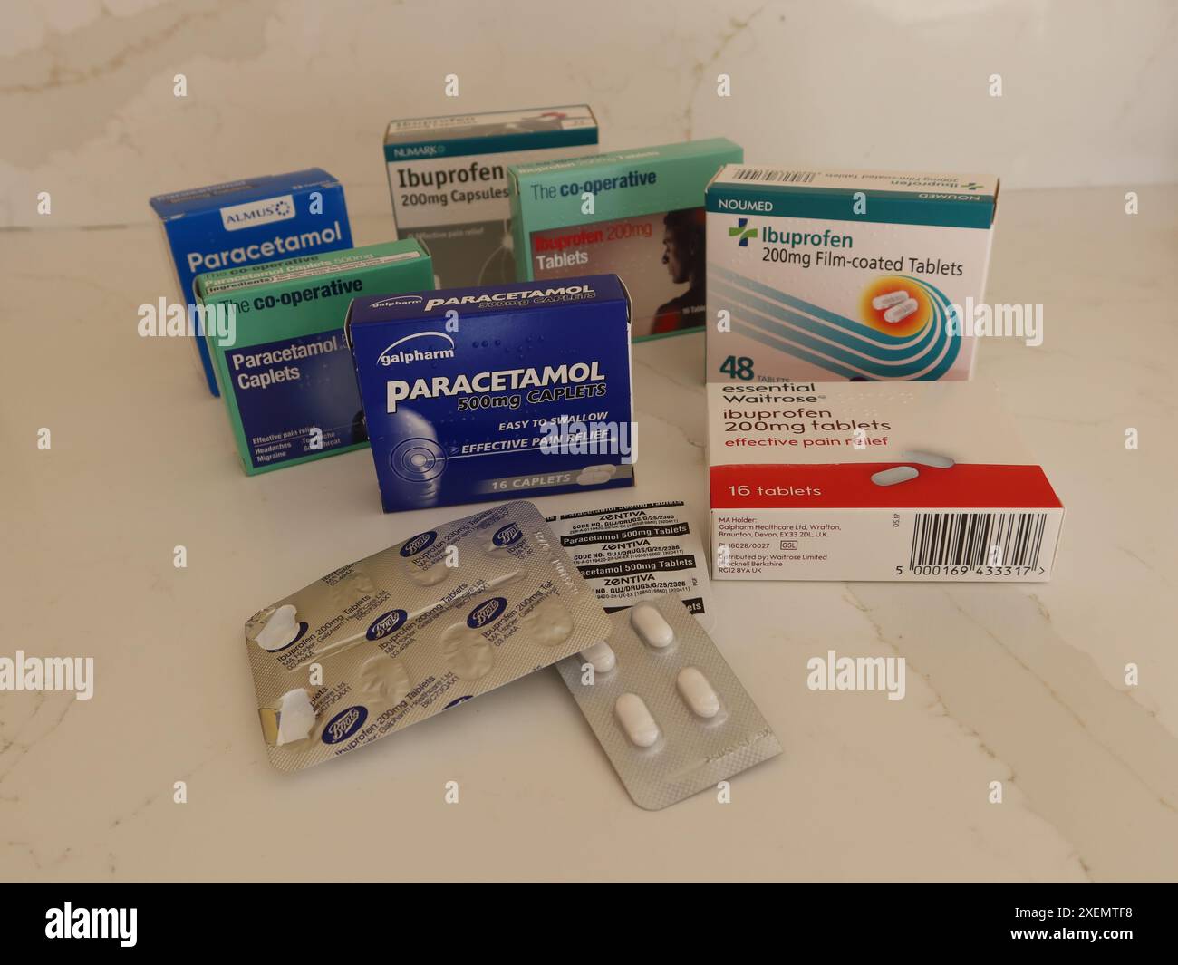 Frei verkäufliche Schmerzmittel in Form von Paracetamol- und Ibuprofen-Tabletten, erhältlich in britischen Supermärkten und Apotheken. Stockfoto