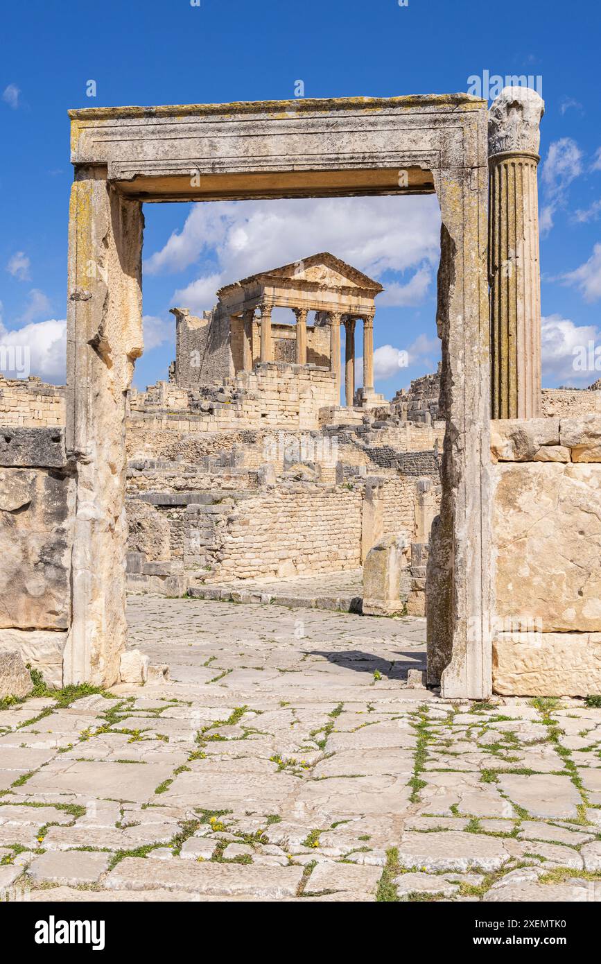 Dougga, Beja, Tunesien. Der Kapitoltempel an den römischen Ruinen. Stockfoto