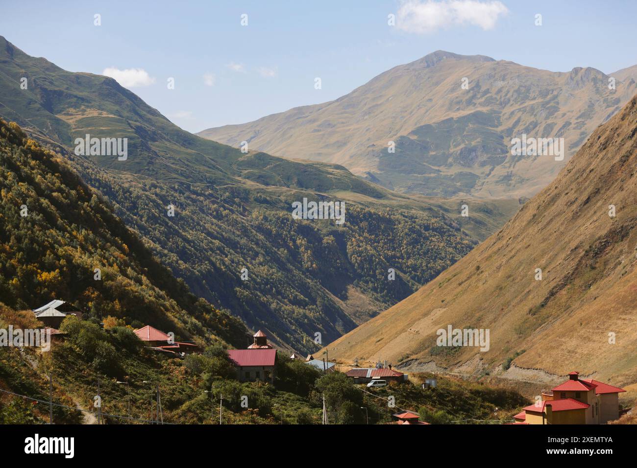 Häuser in einem Tal zwischen den Bergen des Kazbegi-Nationalparks; Georgien Stockfoto