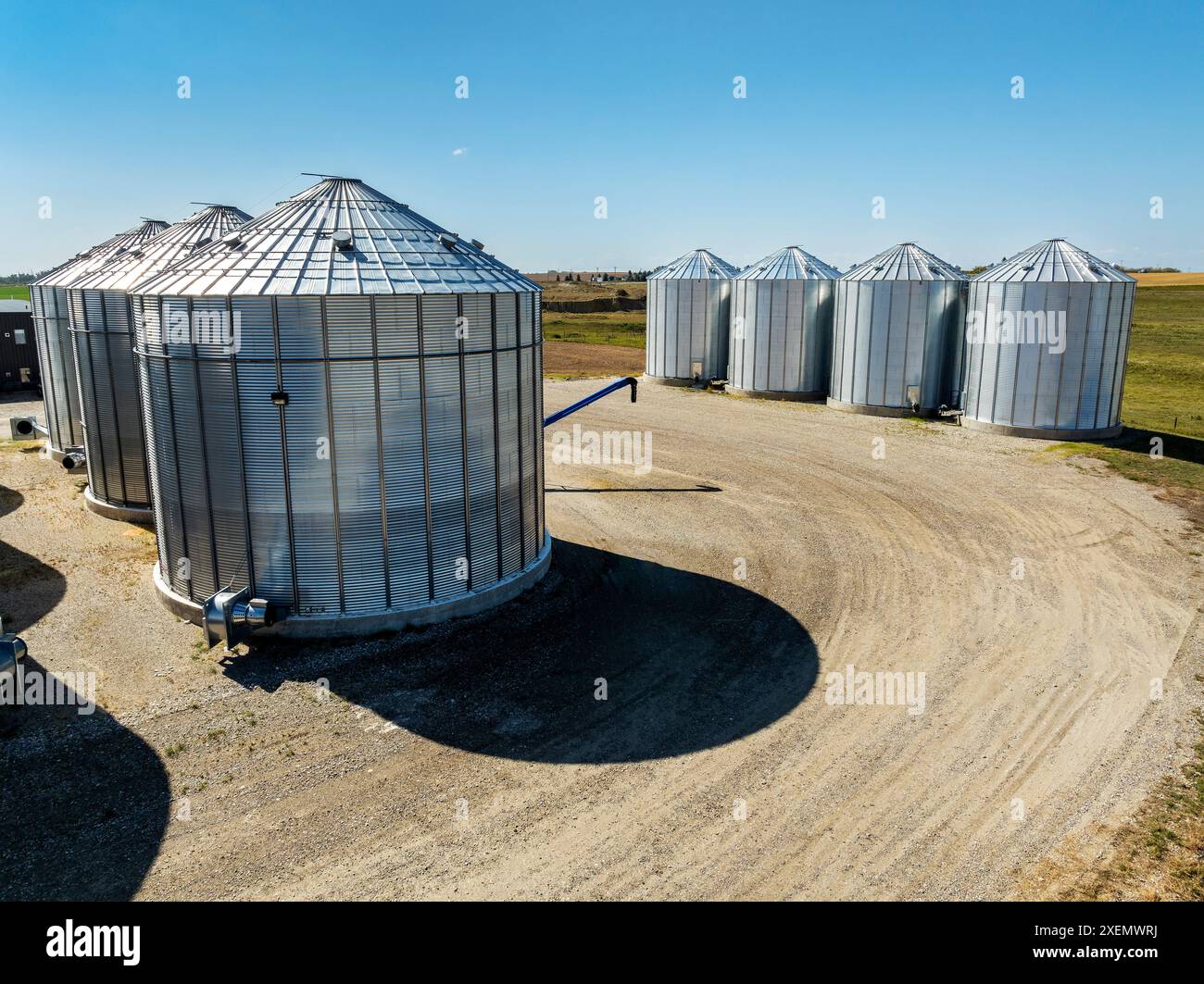 Aus der Vogelperspektive großer Getreidebehälter aus Metall auf Ackerland nördlich von Calgary, Alberta, Kanada Stockfoto