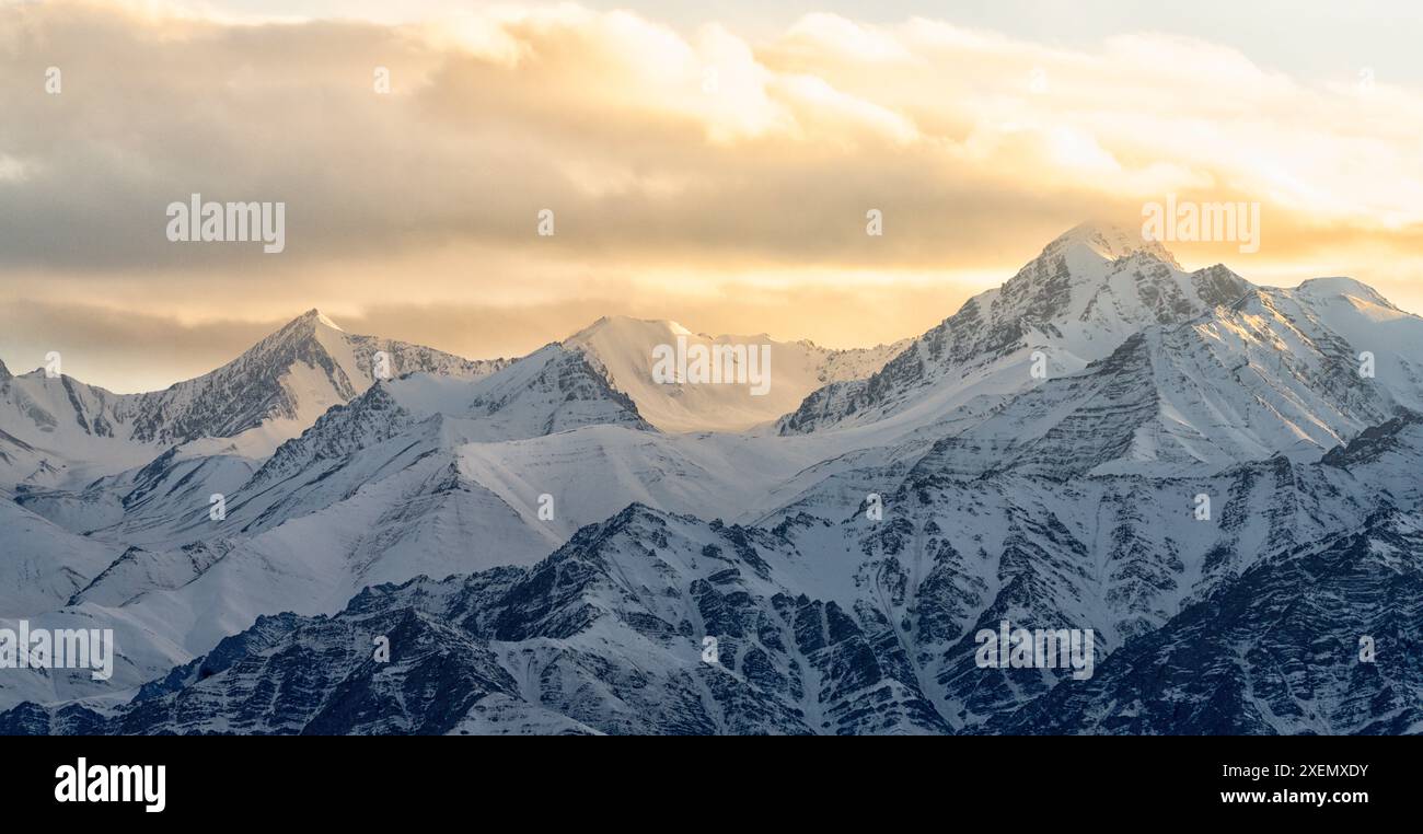Indien, Ladakh, Leh, Himalaya Mountains. Die Berge rund um die Stadt Leh werden von der untergehenden Sonne beleuchtet. Stockfoto
