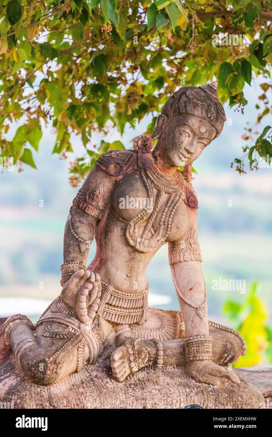 Indien, Delhi, Udaipur, Bera. Statue einer hinduistischen weiblichen Gottheit. Stockfoto
