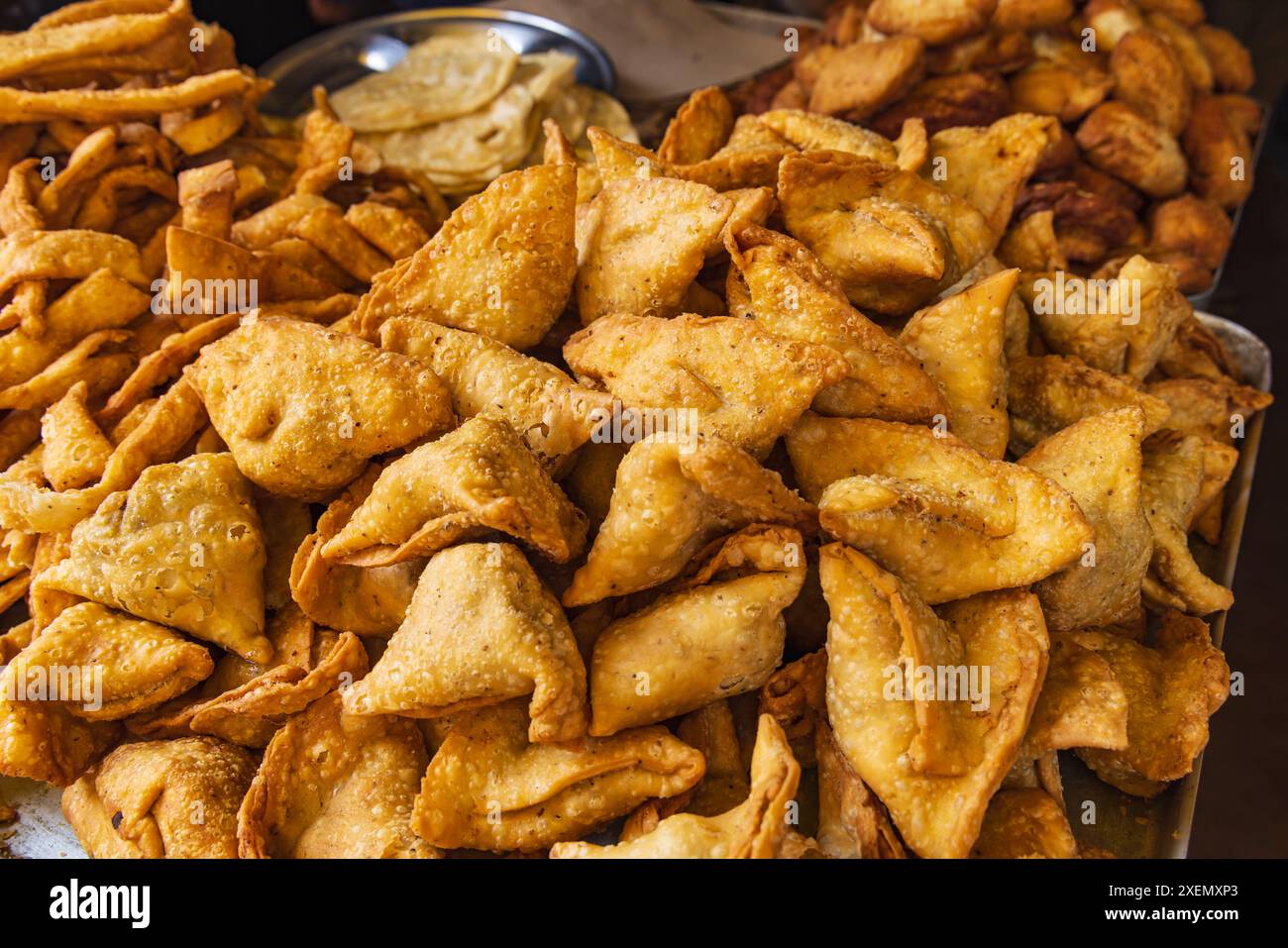 Nowhatta, Srinagar, Jammu und Kaschmir, Indien. Gebratene Samosas auf einem Markt in Srinagar. Stockfoto