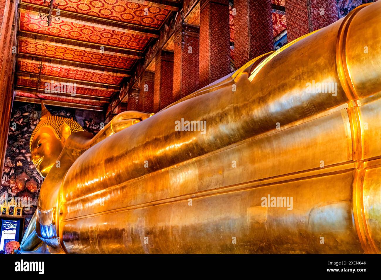 Farbenfroher goldener liegender Buddha, Wat Pho Tempel, Bangkok, Thailand. Der Tempel wurde in den 1600er Jahren erbaut Liegender Buddha, erbaut 1832. Stockfoto