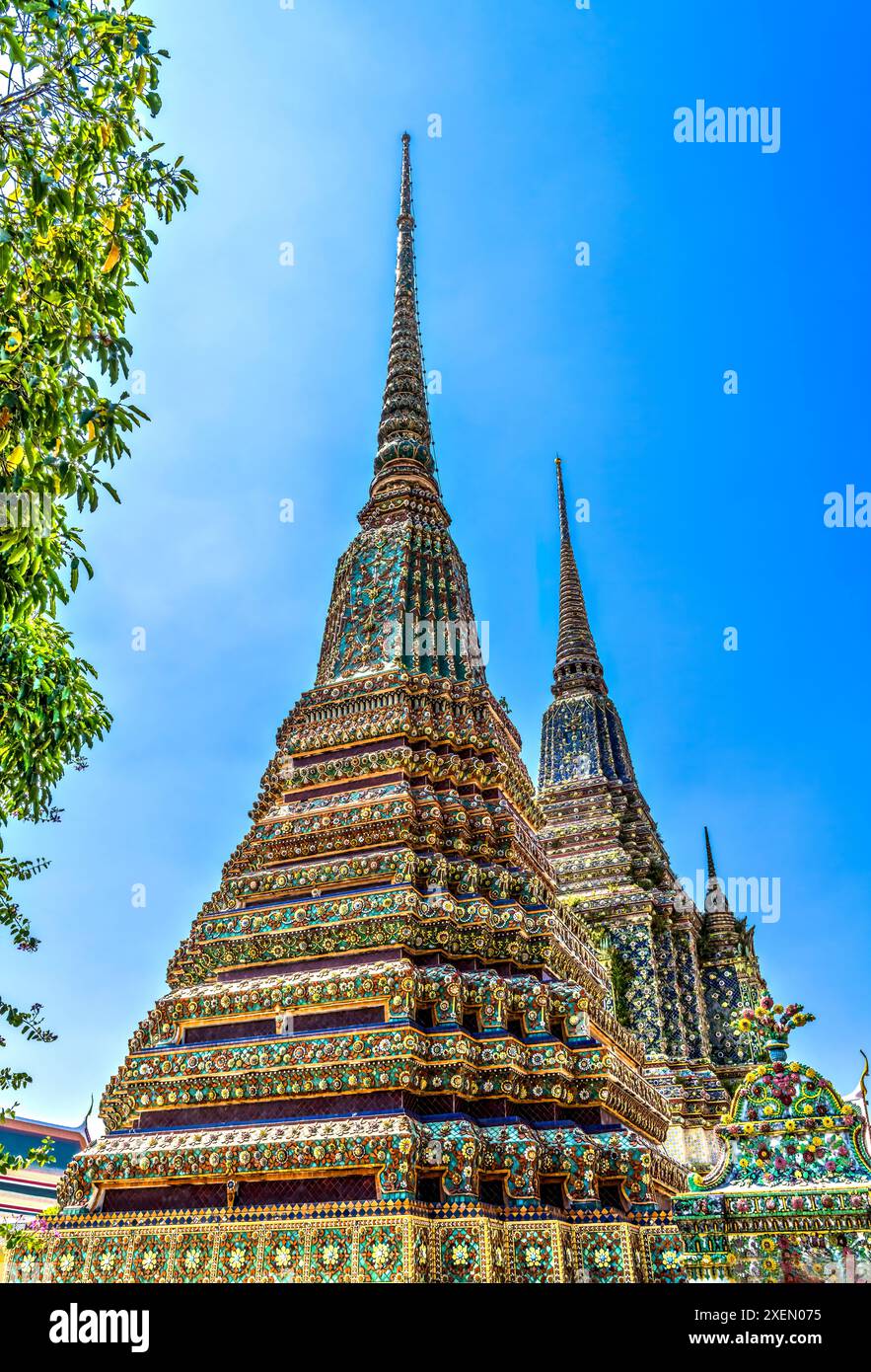 Farbenfrohe Pagoden, Wat Pho Tempel, Bangkok, Thailand. Gebaut in den 1600er Jahren Einer der ältesten Tempel Thailands. Stockfoto