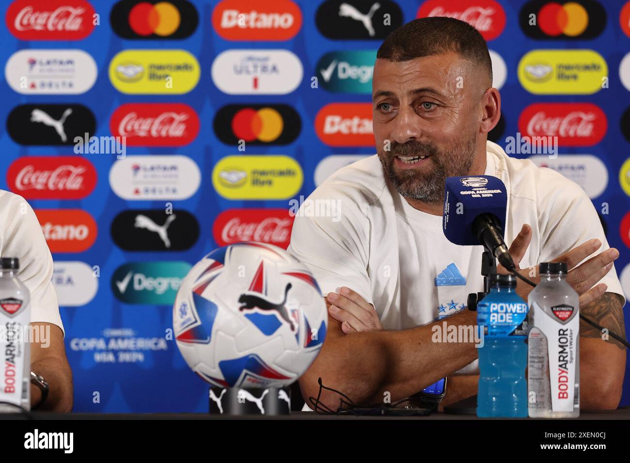 Argentiniens Cheftrainer Walter Samuel spricht während einer Pressekonferenz vor dem Spiel gegen Peru für die Copa America USA 2024, Gruppe A, am 28. Juni 2024 im Hard Rock Stadion. Quelle: Alejandro Pagni/Alamy Live News Stockfoto