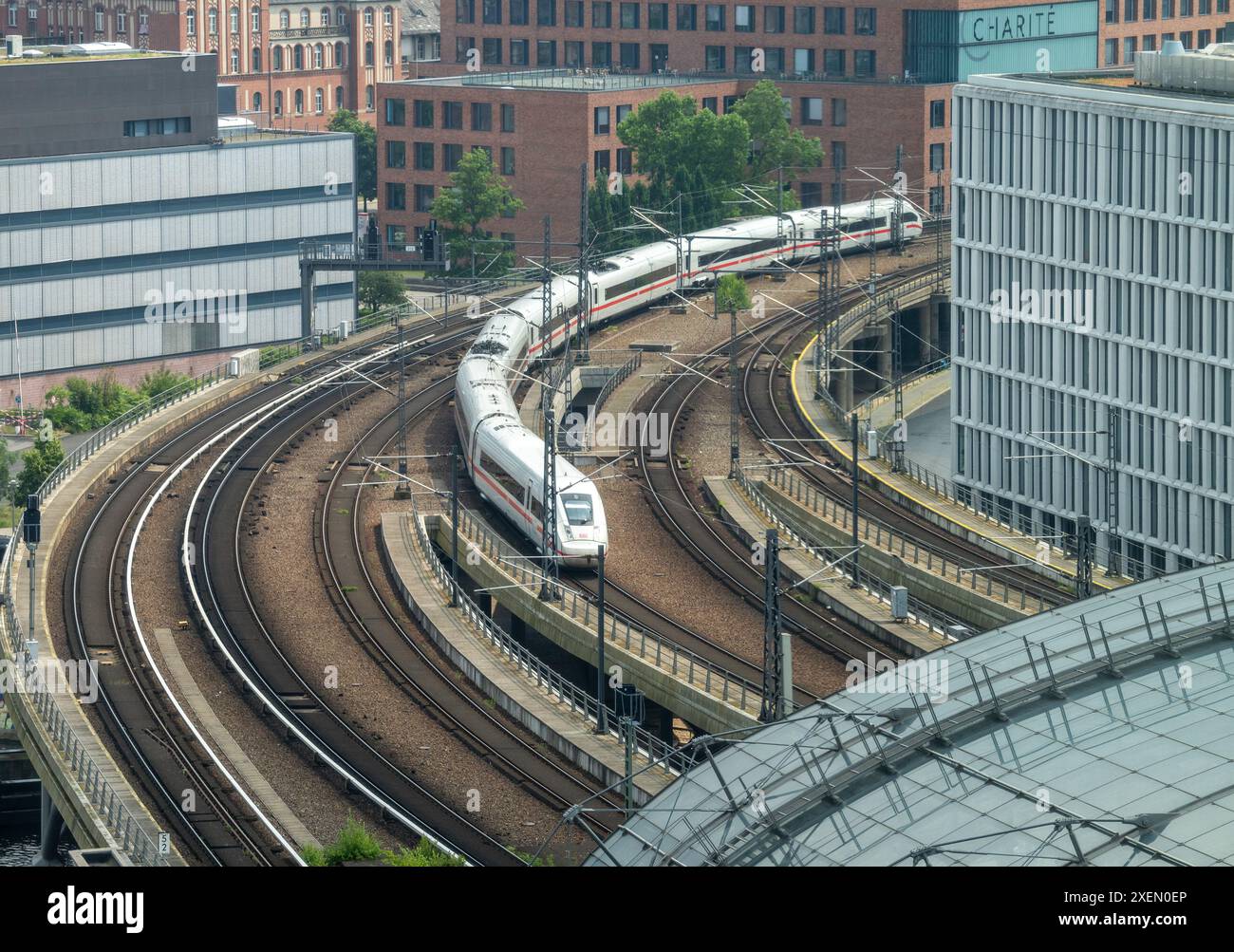 Berlin, Deutschland. Juni 2024. Ein ICE-Zug vom Ostbahnhof fährt zwischen Charite-Gebäuden und Büroblöcken in Richtung Hauptbahnhof. Quelle: Soeren Stache/dpa/Alamy Live News Stockfoto