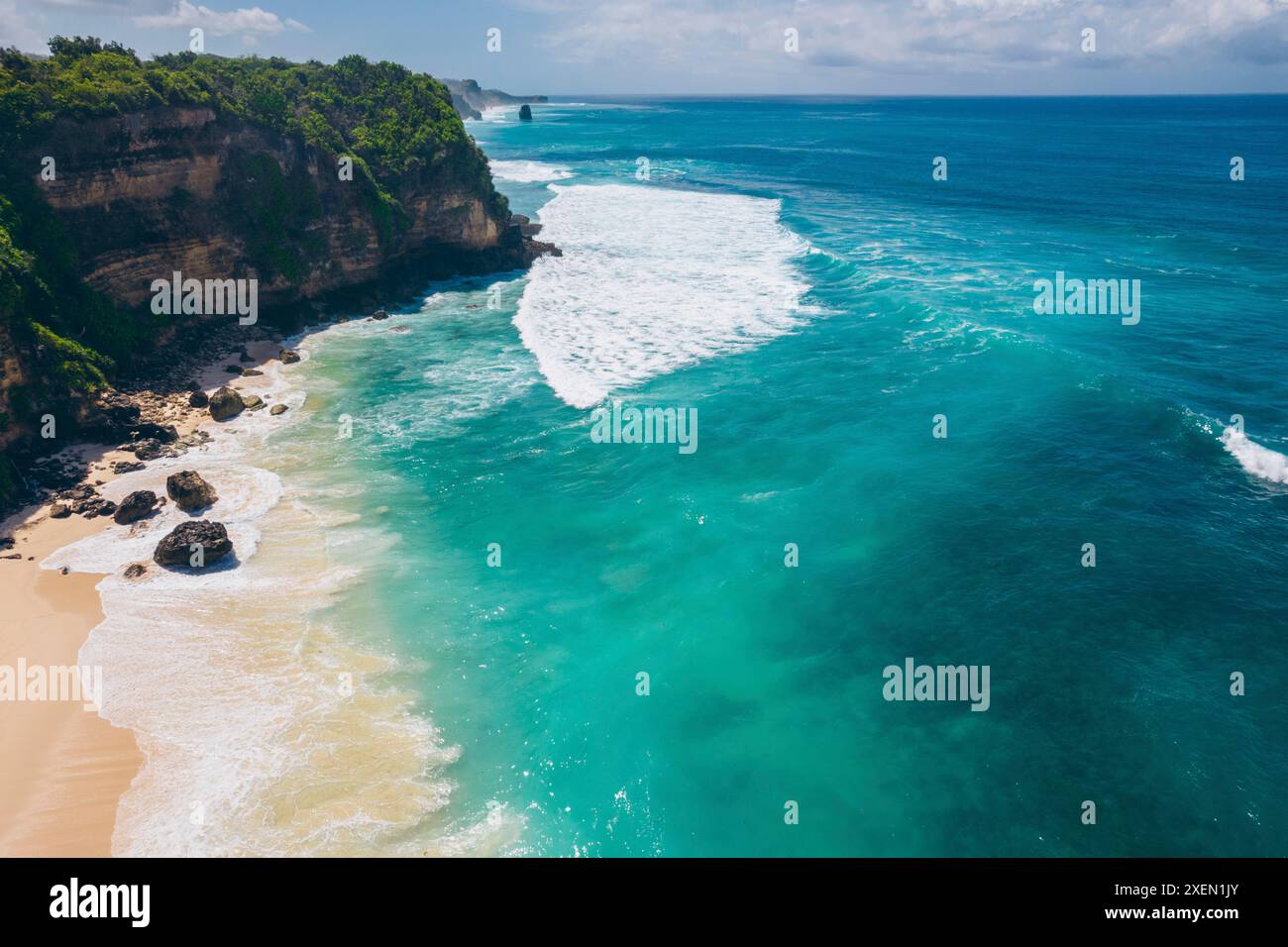 Die Weite des Mbawana Beach mit der Brandung in die zerklüftete Küste, East Nusa Tenggara, Indonesien Stockfoto