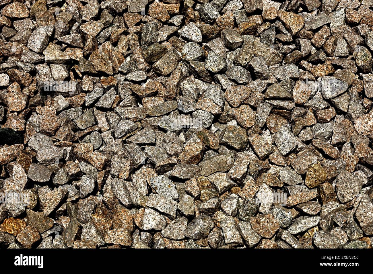 Ein Foto eines mit zerkleinertem Stein bedeckten Bodens als Hintergrundmaterial Stockfoto