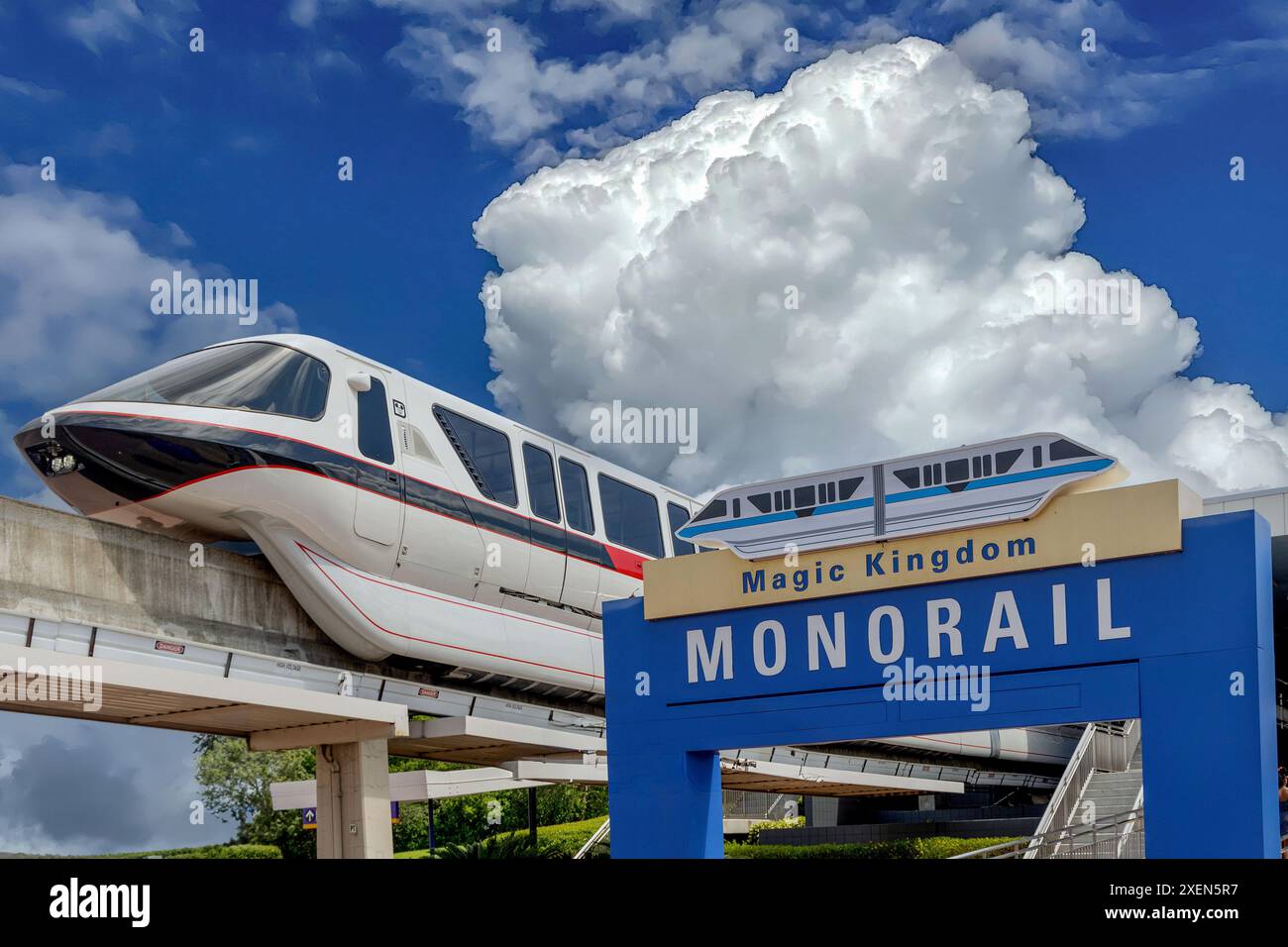 Walt Disney World Monorail fährt durch das Resort in Orlando, Florida, und bietet Transport zwischen den Themenparks und Hotels. Stockfoto