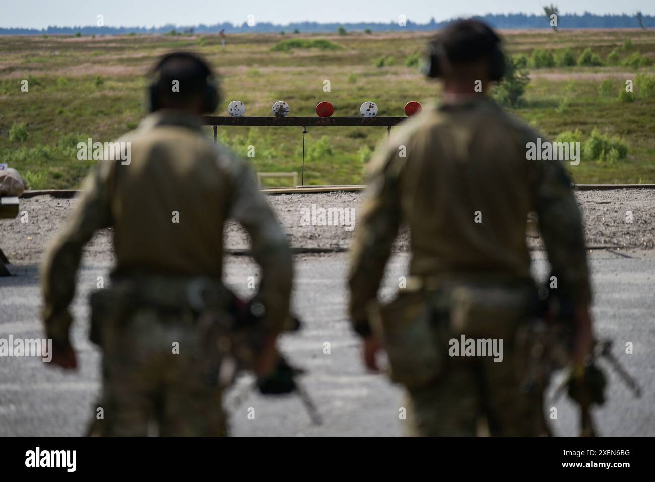 Ein Scharfschützenteam aus Malta trifft auf einer der Lanes während des finalen Events, dem Sniper Race, beim dänischen Internationalen Scharfschützenwettbewerb in Borrisl, Dänemark, am 27. Juni 2024 ein. 32 Teams aus 14 Nationen treten an und verbessern die Teamarbeit mit Alliierten und Partnernationen. (Foto der US-Armee von Markus Rauchenberger) Stockfoto