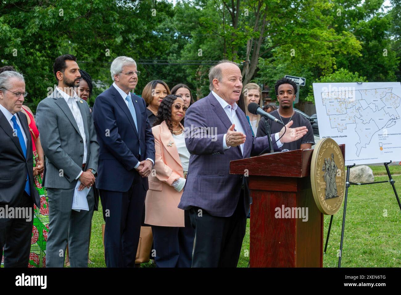 Detroit, Michigan - der Bürgermeister von Detroit, Mike Duggan, spricht auf einer Veranstaltung, bei der er die Verfügbarkeit von Mitteln des amerikanischen Rettungsplans zur Unterstützung der Bewohner von Detroit ankündigt Stockfoto
